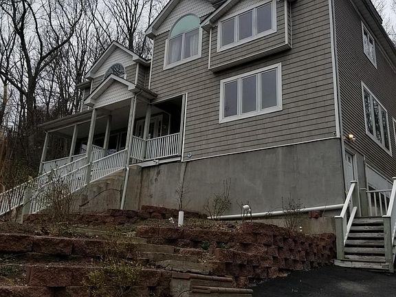 entrance for apartment on the side 