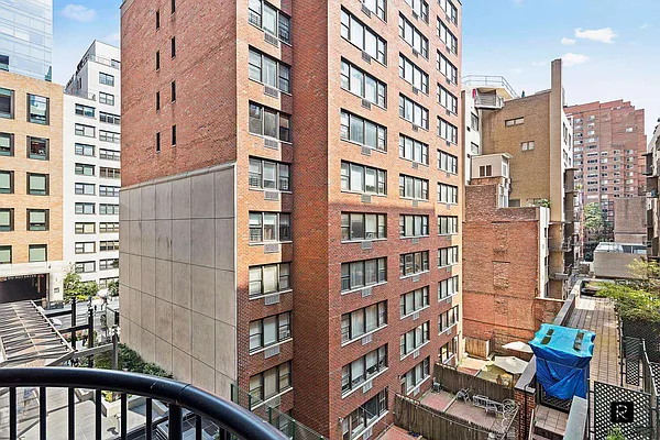 Sold by R New York | media 26