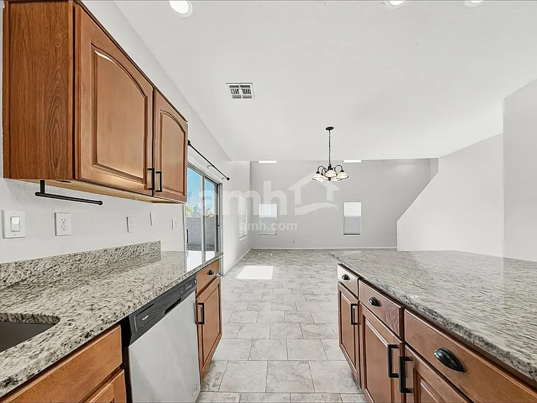 17238 W Maui Ln — Photo 4
