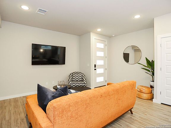 5th image of 230 Lucas #102