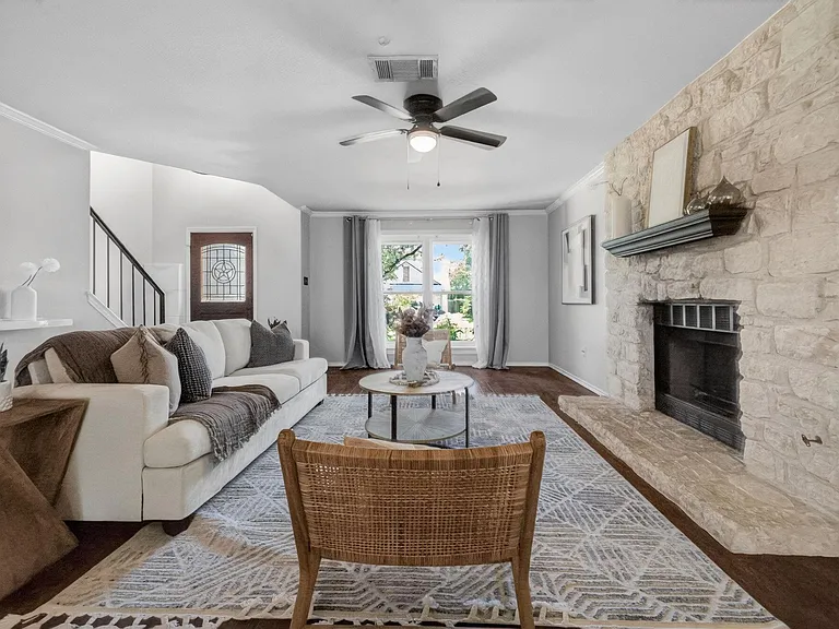 2712 Buckeye Trl — Photo 3