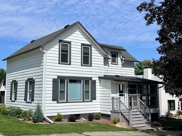 610 Vernon St, Decorah, IA 52101