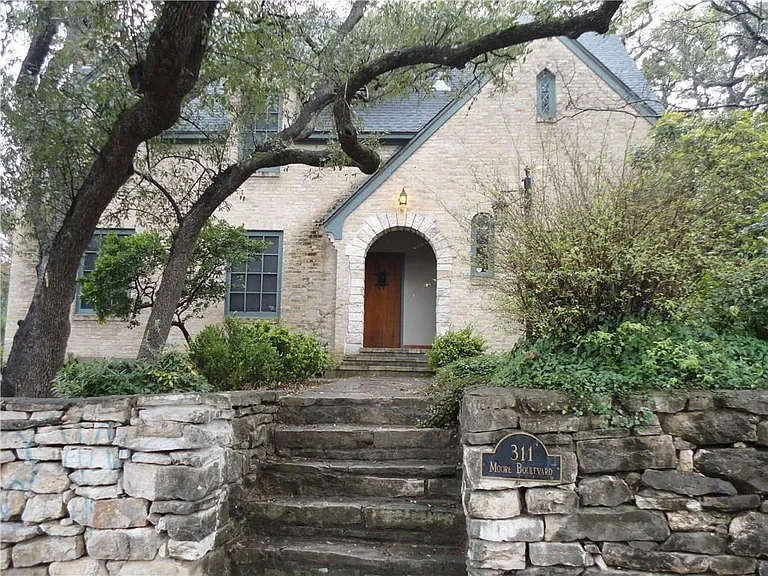 311 Moore Blvd #B — Photo 1