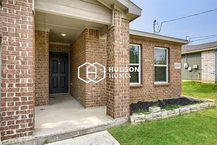 3 bed, 2.0 bath, 1319 sqft, $1,975 — Photo 3