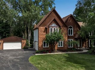 8076 Clarherst Dr, East Amherst, NY 14051