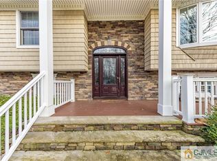 122 Howe Ln, Freehold, NJ 07728