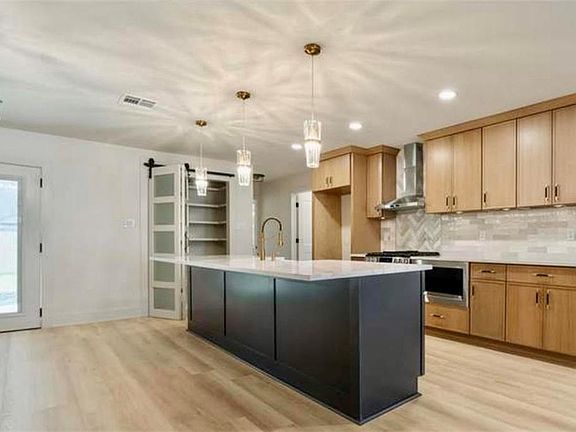 3rd image of 905 Elmeer Ave
