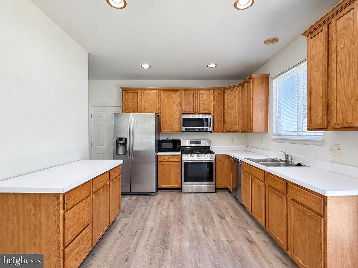 3 bed, 2.5 bath, 1600 sqft, $3,300 — Photo 4