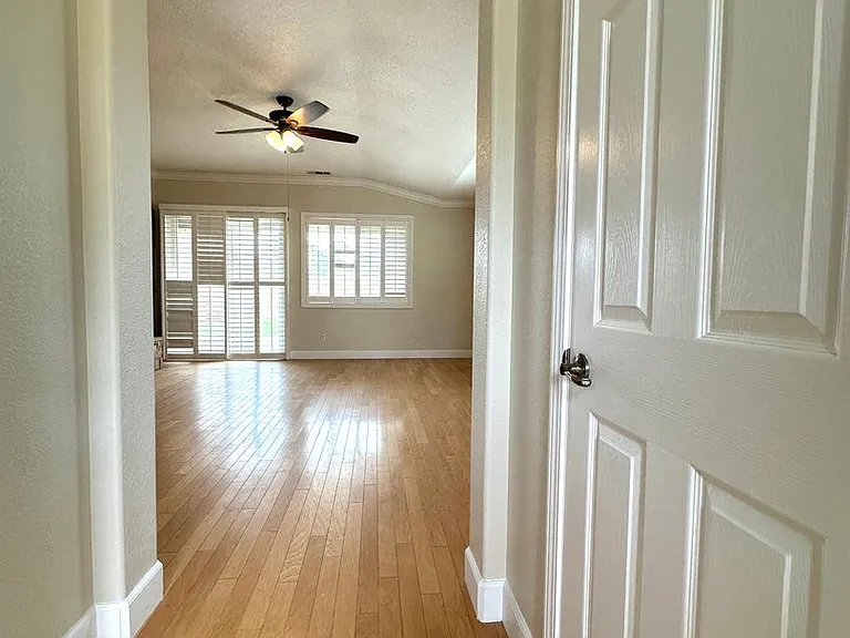 402 Albrecht St — Photo 14
