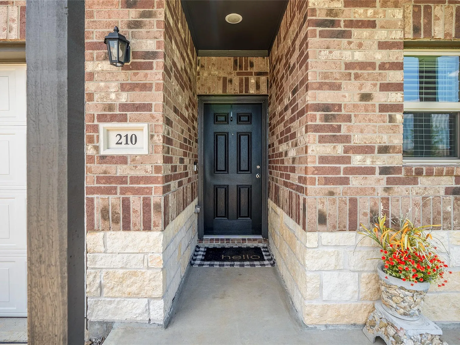 4 bed, 2.5 bath, 2432 sqft, $2,200 — Photo 4