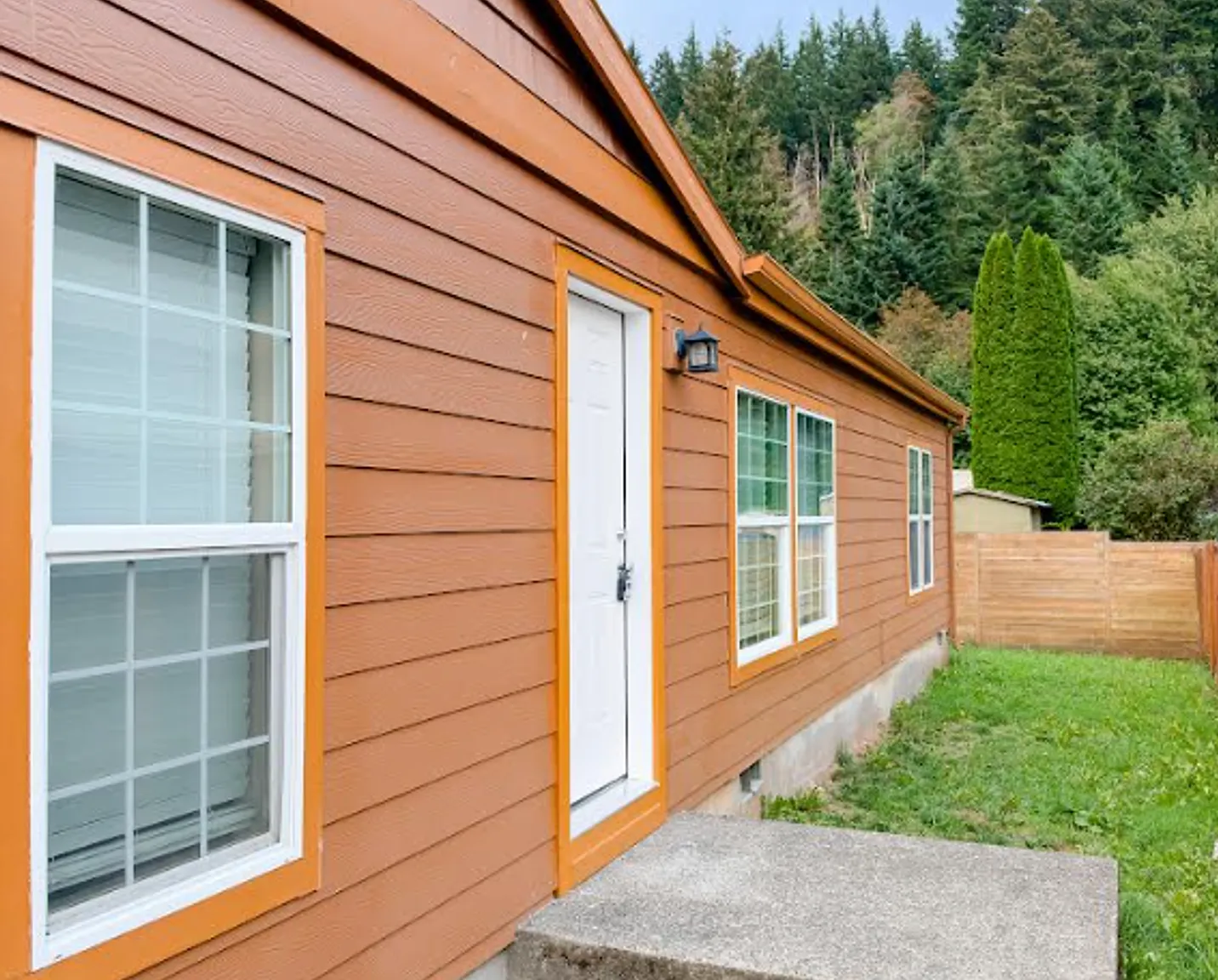 Charming Cascade Locks-3-Bedroom, 2-Bath Home 1,710 Sq Ft — Photo 3