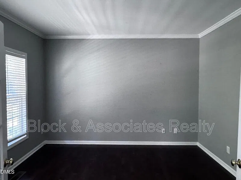 3 bed, 2.5 bath, 2900 sqft, $3,300 — Photo 2