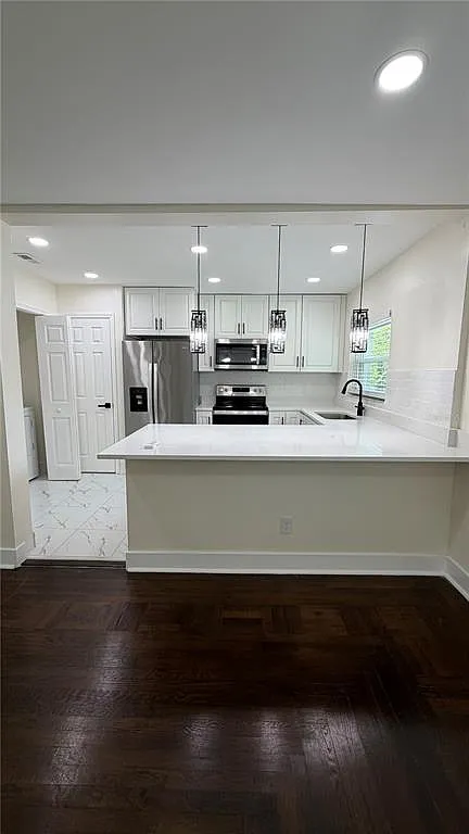 2 bed, 1.0 bath, 940 sqft, $2,300 — Photo 3