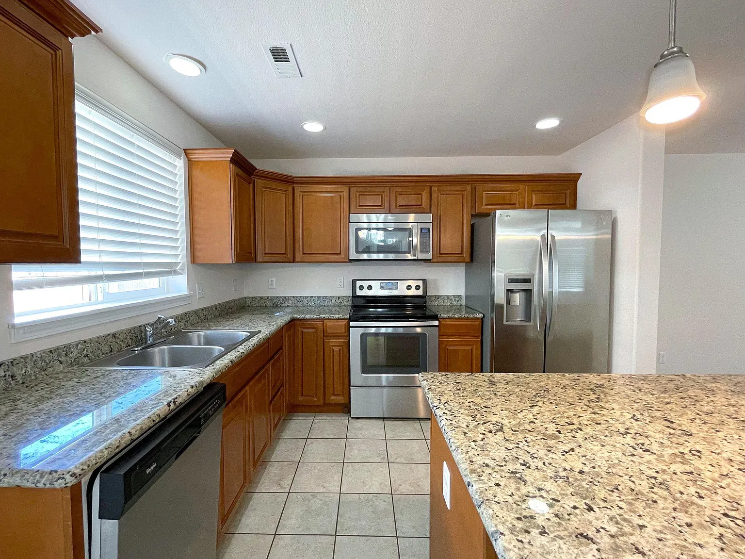 4 bed, 2.5 bath, 1808 sqft, $3,200 — Photo 3