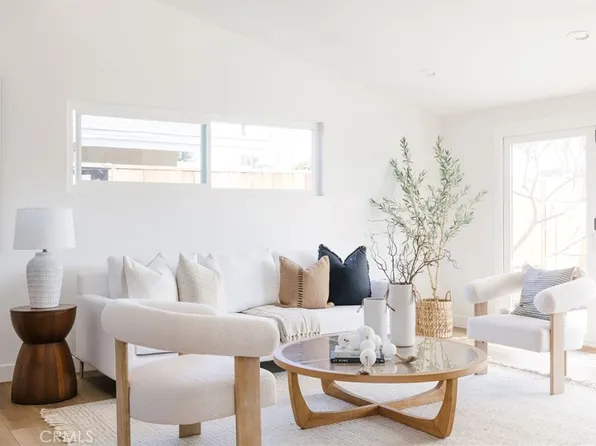 2566 Oxford Ln, Costa Mesa, CA 92626