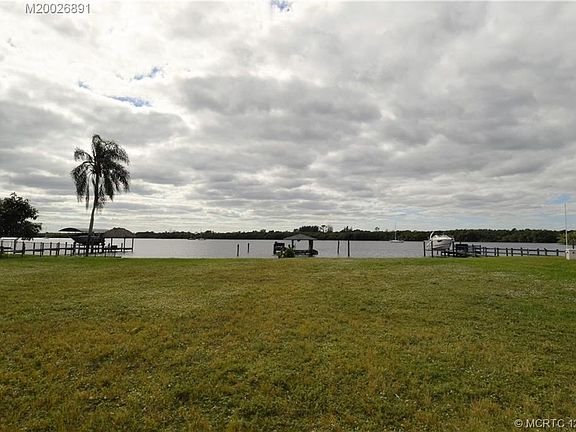 3rd image of 1003 SE Kitching Cove Ln