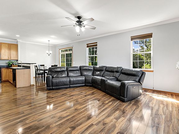 3rd image of 625 Arbor Cir