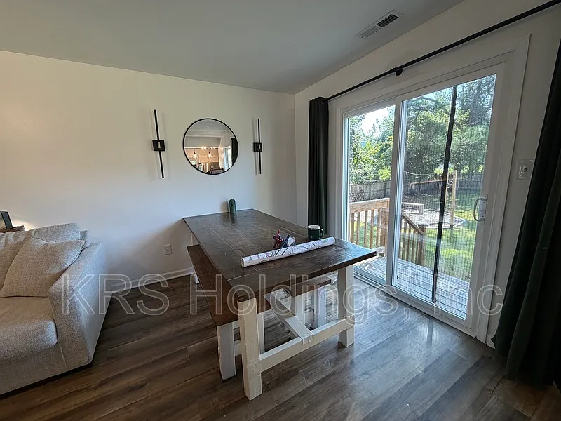 3 bed, 3.0 bath, 1452 sqft, $2,600 — Photo 4