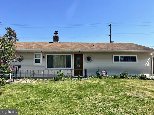 511 Stonybrook Dr, Levittown, PA 19055