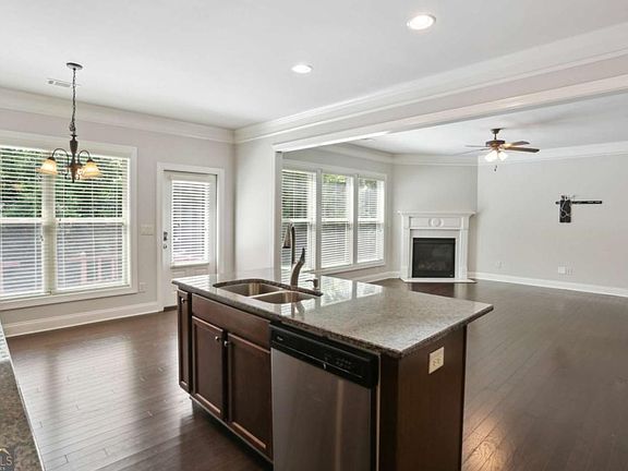 3rd image of 1400 Roswell Manor Cir
