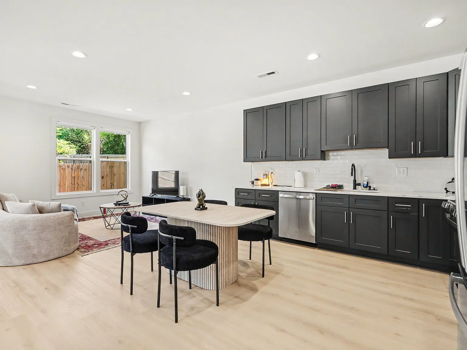 3 bed, 1682 sqft, $3,200 — Photo 3