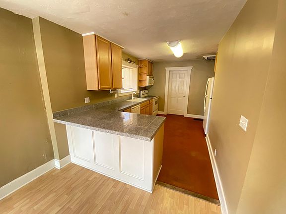 5th image of 829 E Markea Ave