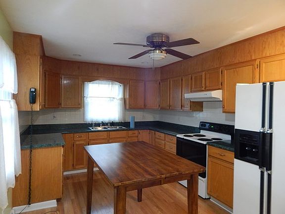 3rd image of 121 Shannon Ln