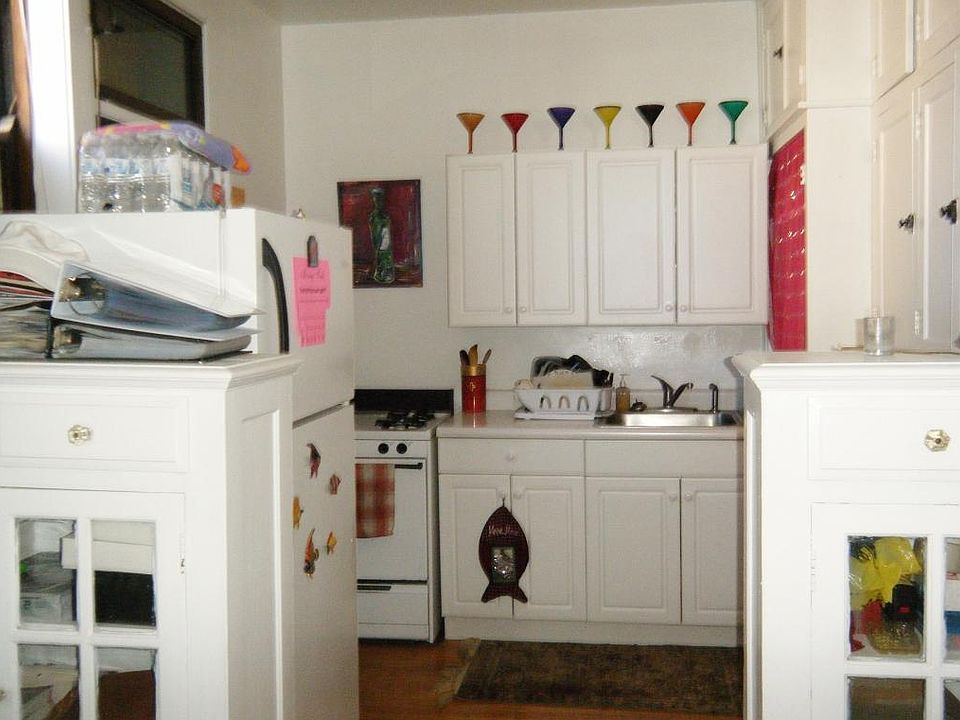 2nd image of 1950 W Montrose Ave APT 18