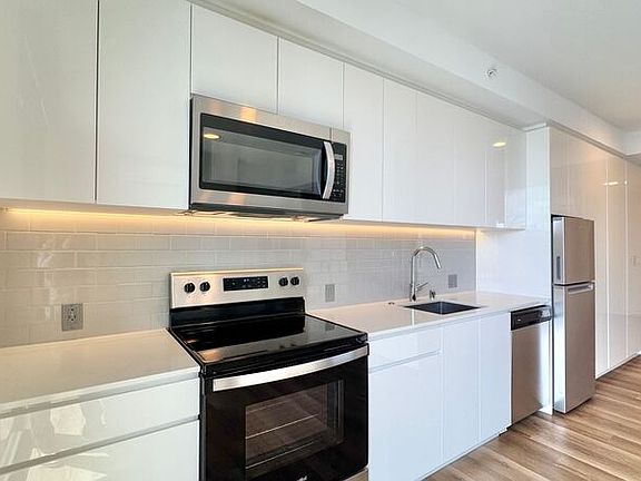 5th image of 987 Queen St #2511