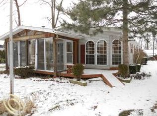 4111 Mapleleaf Rd, Waterford, MI 48328