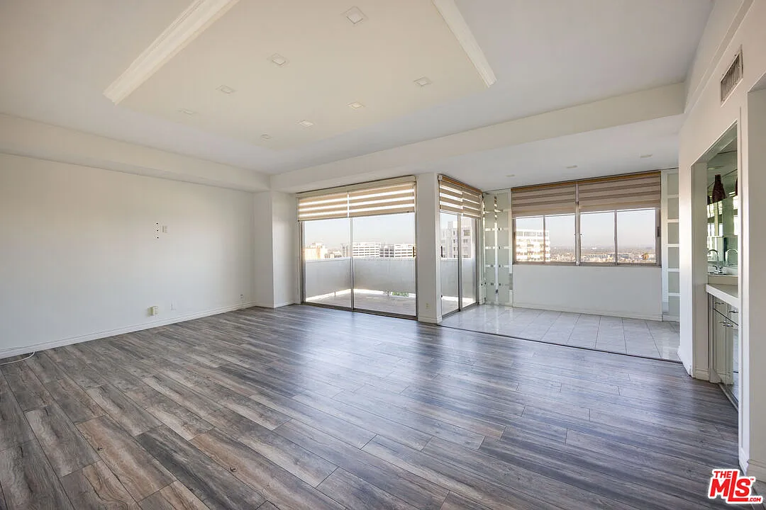 2 bed, 2.0 bath, 1377 sqft, $5,500 — Photo 2