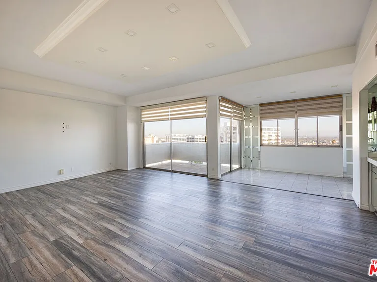 7250 Franklin Ave #702 — Photo 2