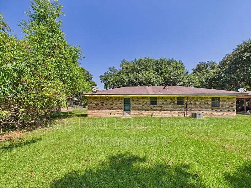 3 bed, 1.0 bath, 1100 sqft, $1,100 — Photo 4