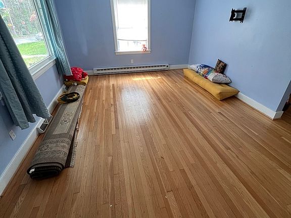 2nd image of 810 W 46th St