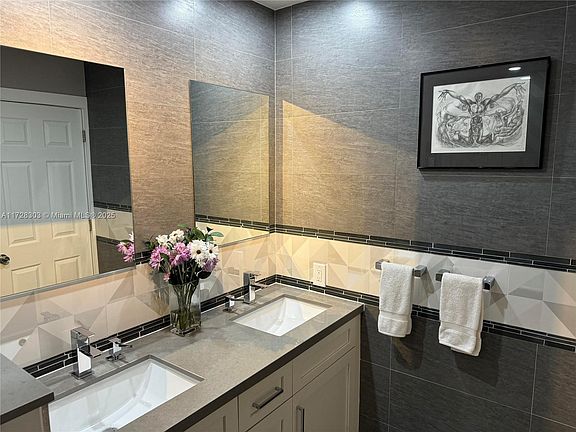 3rd image of 3020 NE 16th Ave APT 202
