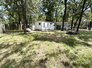 305 Live Oak Ln, Mabank, TX 75156