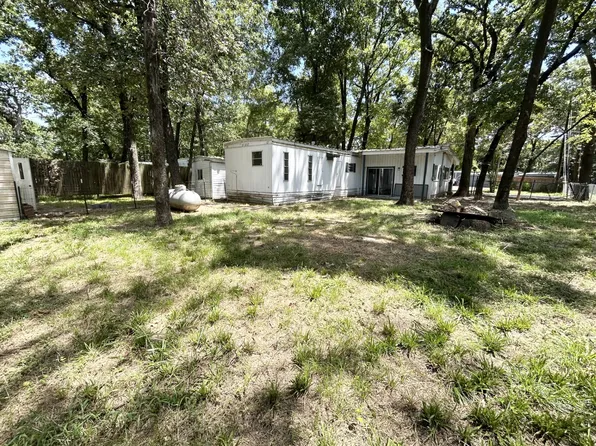 305 Live Oak Ln, Mabank, TX 75156