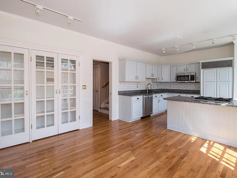 42 Governors Ln — Photo 4