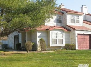 9 Georgian Ct, Coram, NY 11727