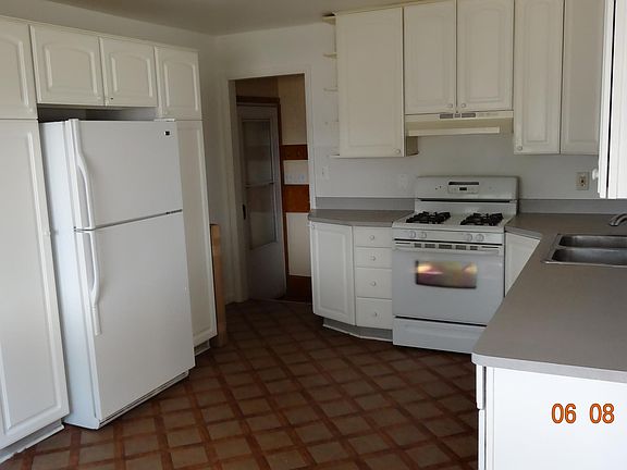 KITCHEN WITH DINE IN AREA