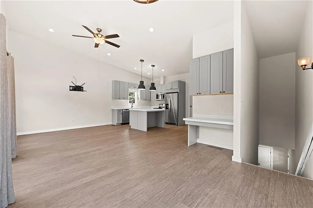 3 bed, 3.0 bath, 5190 sqft, $5,000 — Photo 3
