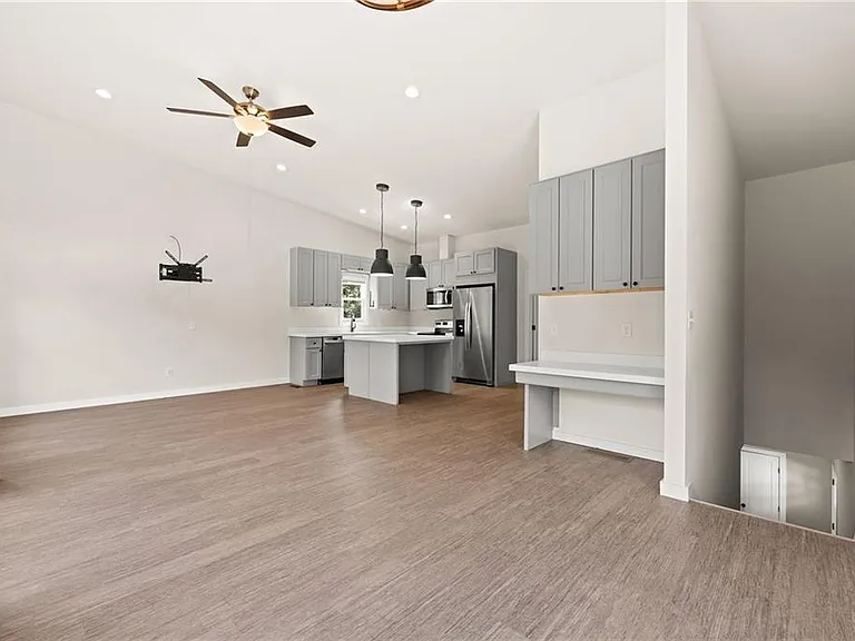 221 Columbus Dr — Photo 3