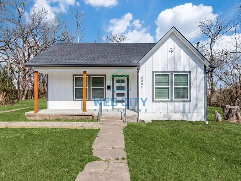 3207 Mallory Dr — Photo 1
