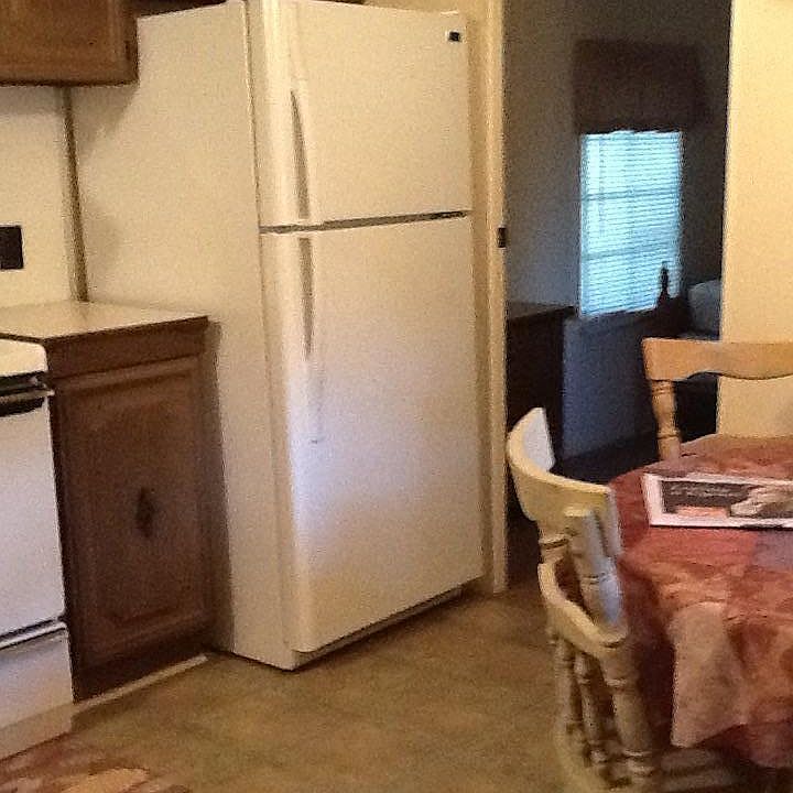 Very nice kitchen eat in area.