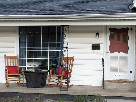 2nd image of 1021 Linda Ln