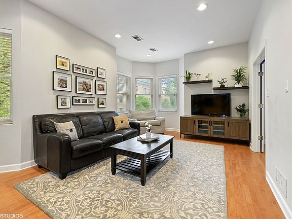 3rd image of 3656 N Paulina St #2F