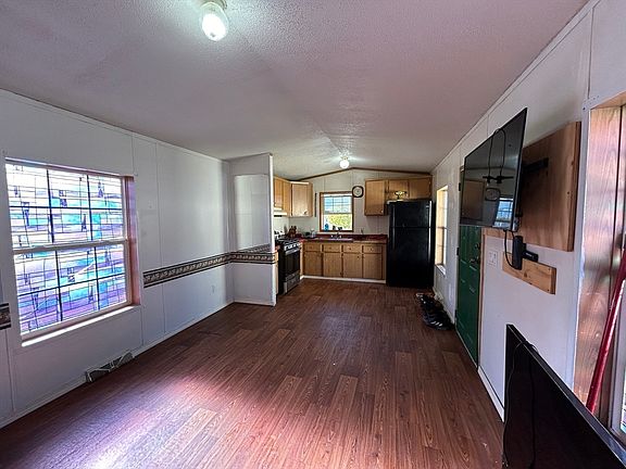 3rd image of 466 Newbury St Trailer 33
