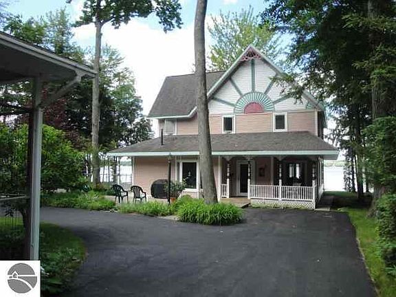 5th image of 4839 E Shore Dr NE