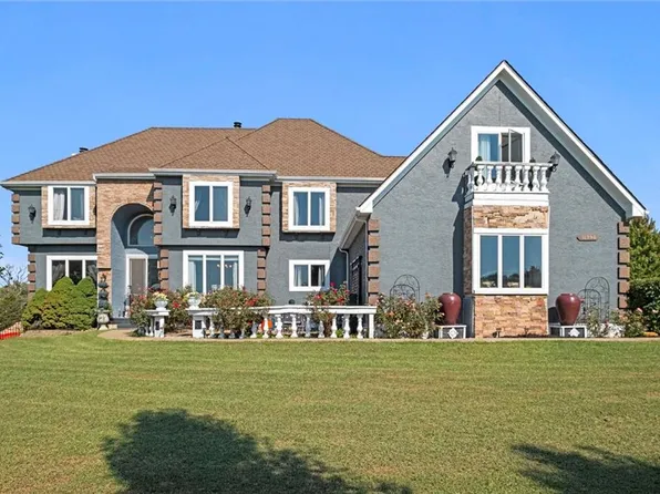 11950 S Arbor View Ln, Olathe, KS 66061