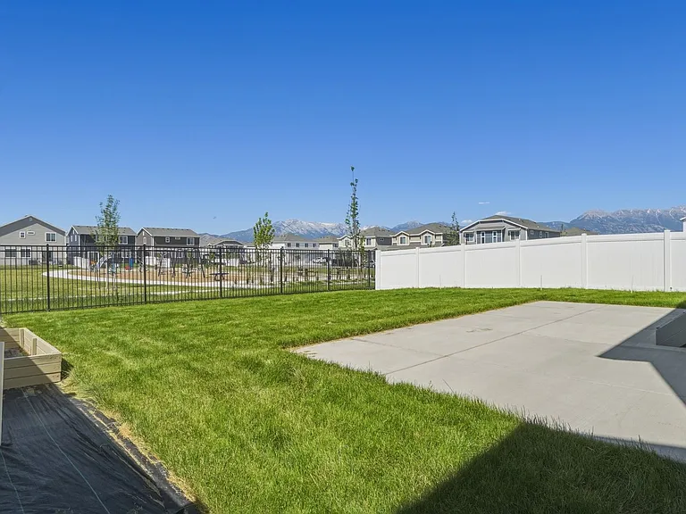 154 E Parade Ave — Photo 31